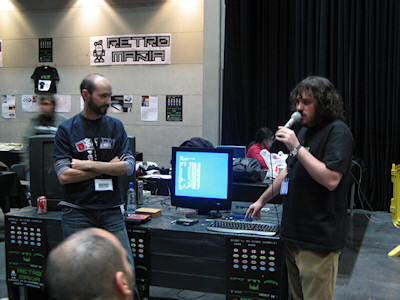 Salvador y Eduardo mostrando el One Chip MSX
